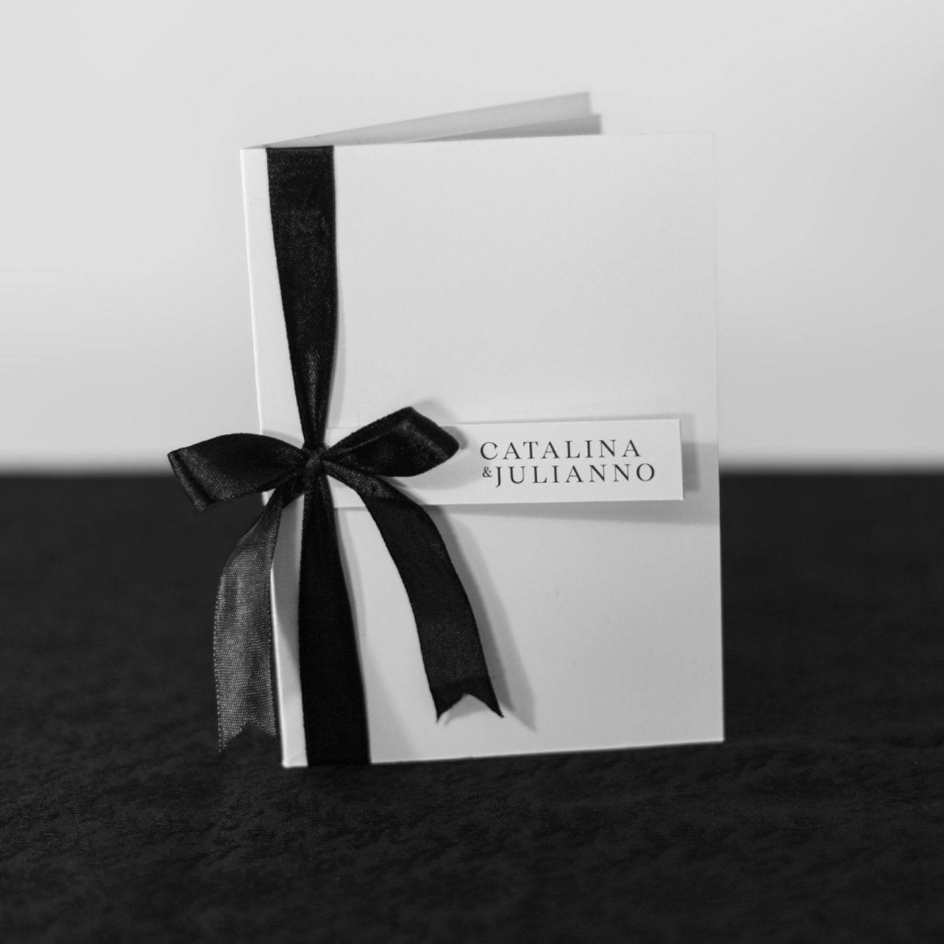 Invitación de boda elegante y minimalista
